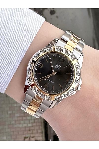 Q&Q Women's Metal Band Wristwatch
