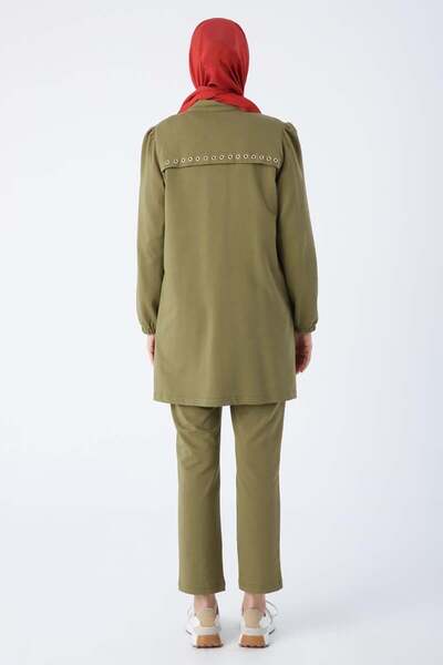 ALLDAY Khaki pamut öltöny zsebekkel és fűzőlyukkal a hátán, magas gallérral, cipzáras kardigánnal és nadrággal