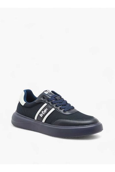 Lee Cooper حذاء رياضي رجالي من Lee Cooper مطبوع عليه شعار ومزين بألواح مع رباط للإغلاق