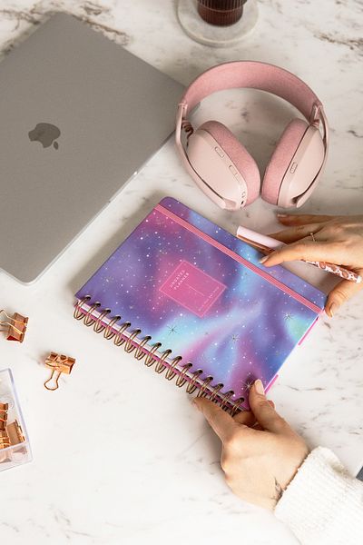 PAPERORA A5 Спирална галактика - Неограничени цветове, Мотивационна страница за дневен ред в планировчик