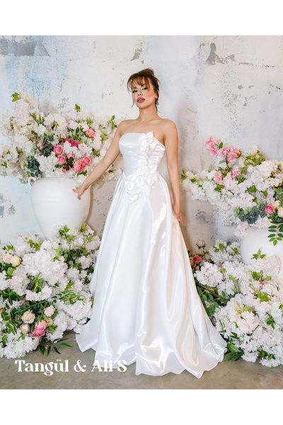 Tangül&Ali'S Moda Evi Çiçek Detaylı Straplez Beyaz Uzun Elbise