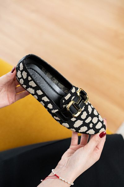 DİVOLYA Bonna Black and Beige Buckle Detailed (1 cm Heel) Pointed Toe Ballerinas