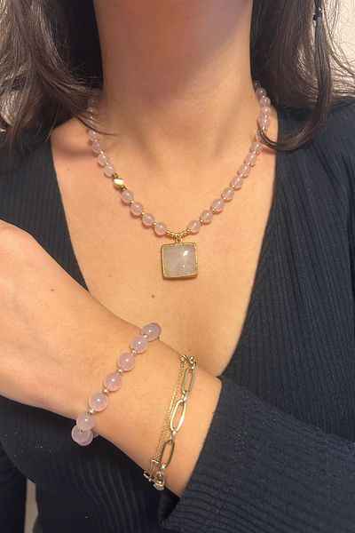 Suerte Accessories إكسسوارات ذهبية من حجر الكوارتز الطبيعي باللون الوردي مصنوعة يدويًا بتصميم مخصص وقلادة وسوار