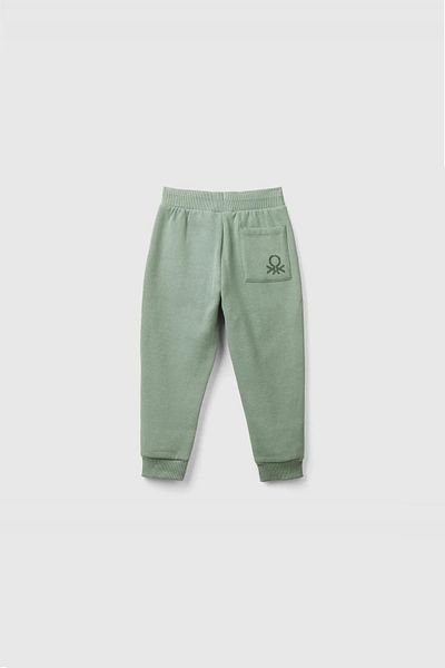 United Colors of Benetton Долнище за момчешки анцуг в цвят каки с еластична талия и бродирано лого на задния джоб