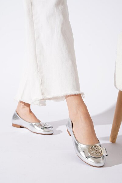 Moda Pie Γυναικείες μπαλαρίνες με ασημί τσαλακωμένο Medser Buckle