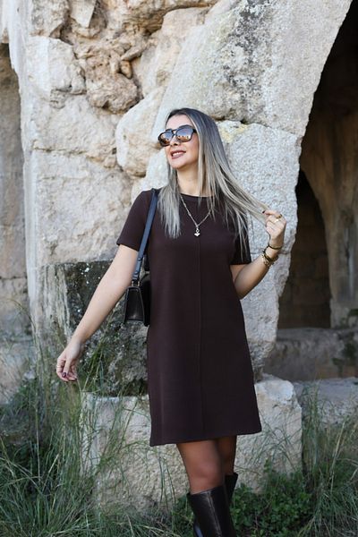 bytugcekaya Πλεκτό φόρεμα με κοντό μανίκι με λεπτομέρεια σε καφέ γιακά