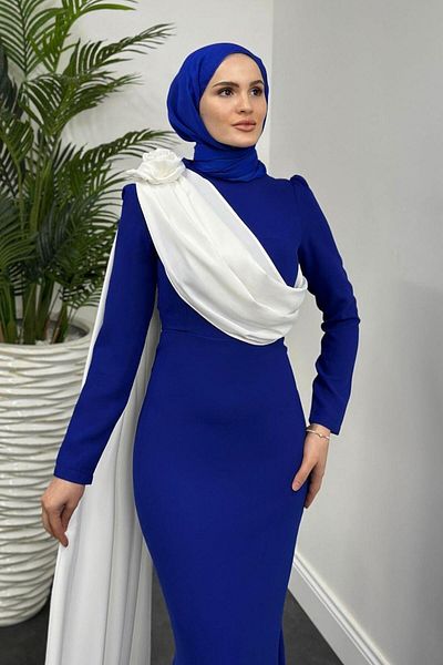 MERVEN AKYÜZ Βραδινό φόρεμα Castile Cape Shoulder Rose Sax