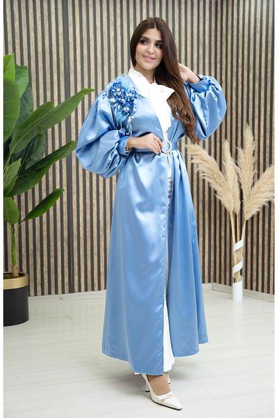 Zümrüt Abaya din satin cu centură cu strasuri și broderie cu trandafiri - 1707