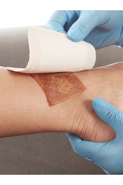 Advancis Medical UK - طبقة اتصال عالية الامتصاص لإزالة الجروح - إكليبس 10 سم × 10 سم × 5 قطع
