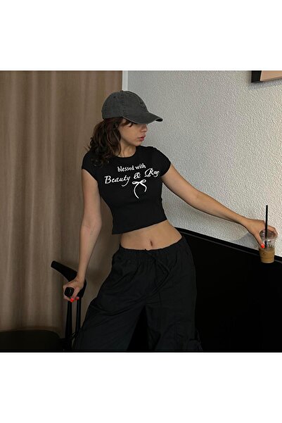 Köstebek Cultură cu mânecă scurtă, binecuvântată cu frumusețe și furie