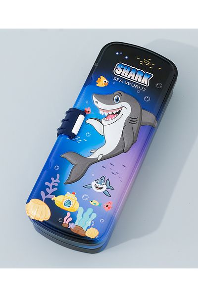 Fab N Funky علبة أقلام كلاسيكية بتصميم سمكة قرش، مكونة من حجرتين، و5 حاملات أقلام، للأطفال من سن 5 سنوات فما فوق - أزرق غامق