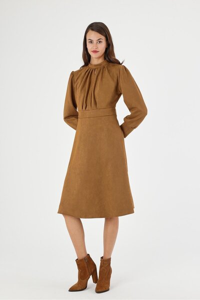 Genel Markalar Kadın Süet Hakim Yaka Pile Detaylı Büzgülü Uzun Kol midi Boy Kloş Kışlık Elbise 4412/110