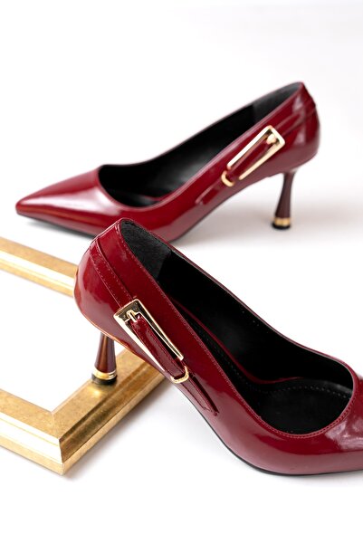 DURUNUN BUTİĞİ حذاء بكعب من الجلد اللامع باللون العنابي مع إبزيم جانبي (8 سم)...