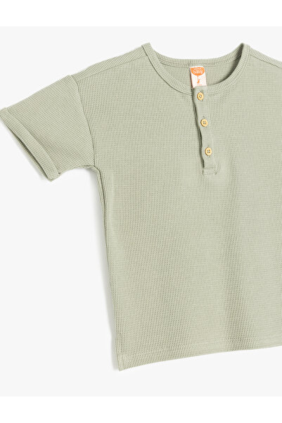 Koton Μπλουζάκι με λεπτομέρεια με κοντό μανίκι, βαμβακερή λαιμόκοψη