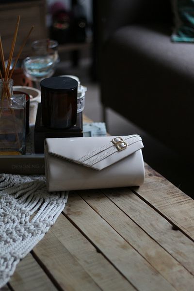 Moom Bag Γυναικεία κρεμ λουστρίνι βραδινό φόρεμα τσάντα με διπλή ζώνη
