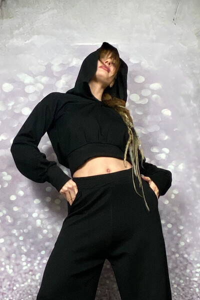 Quincey Чорна кроп-топ з капюшоном і відкритими плечима/светр