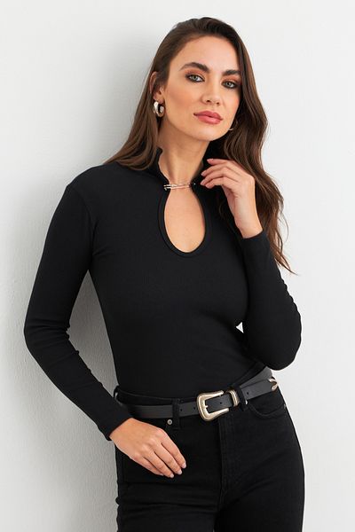 Cool & Sexy Γυναικεία μπλούζα καμιζόλ με μαύρη λεπτομέρεια αξεσουάρ EY3032
