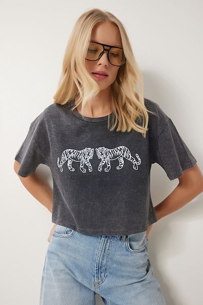 Happiness İstanbul Anthrazitfarbenes, bedrucktes, gewaschenes Crop-Strick-T-Shirt für Damen AN00221