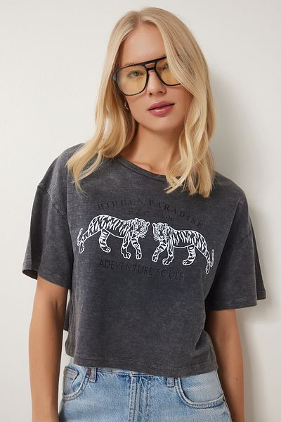 Happiness İstanbul Anthrazitfarbenes, bedrucktes, gewaschenes Crop-Strick-T-Shirt für Damen AN00221