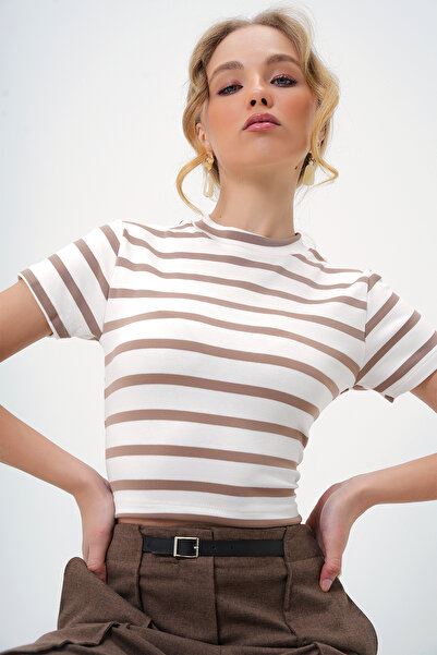 Trend Alaçatı Stili Γυναικεία σκούρα μπεζ λαιμόκοψη με μισό μανίκι ριγέ Crop μπλούζα ALC-X13348