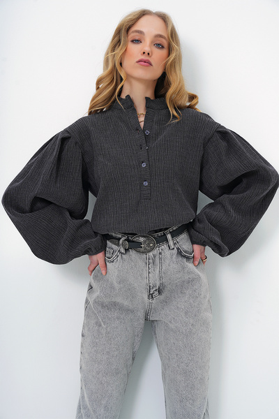 Trend Alaçatı Stili Kadın Antrasit Hakim Yaka Önü Düğmeli Balon Kol Dokulu Bürümcük Gömlek Bluz ALC-X11872