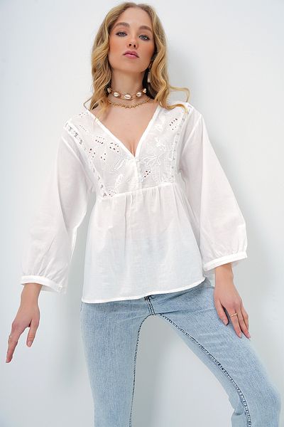 Trend Alaçatı Stili Bluză de damă, albă, cu decolteu în V, cu nasturi, cu broderie Robasi ALC-X13364
