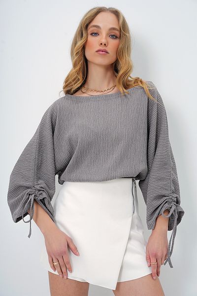 Trend Alaçatı Stili Šedá pletená krepová halenka – lodičkový krk, stahovací šňůrka a šněrovací detaily, Alc-X13414