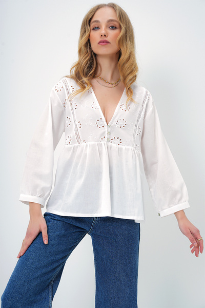 Trend Alaçatı Stili Damska biała spódnica z dekoltem w serek i haftem, falbaniasta, tkana bluzka Alc-X13419