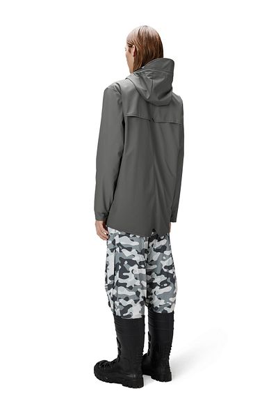 Rains Die wasserdichte Jacke ist aus dem charakteristischen PU-Stoff von Rains geschnitten und verfügt über ultraschallverschweißte Nähte