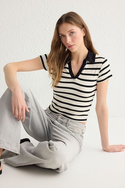 Trendyol Collection Weiß-schwarz gestreifte, taillierte/figurbetonte Strickbluse mit Polokragen TWOSS25BZ00003