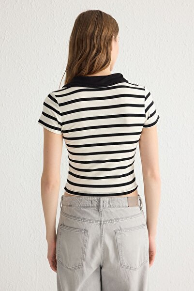 Trendyol Collection Πόλο λαιμόκοψη Λευκή-Μαύρη ριγέ πλεκτή μπλούζα - TWOSS25BZ00003