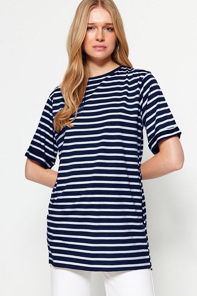 Trendyol Collection Marineblaues, gestreiftes, übergroßes Strick-T-Shirt mit Rundhalsausschnitt und Schlitzdetail TWOSS23TS00097