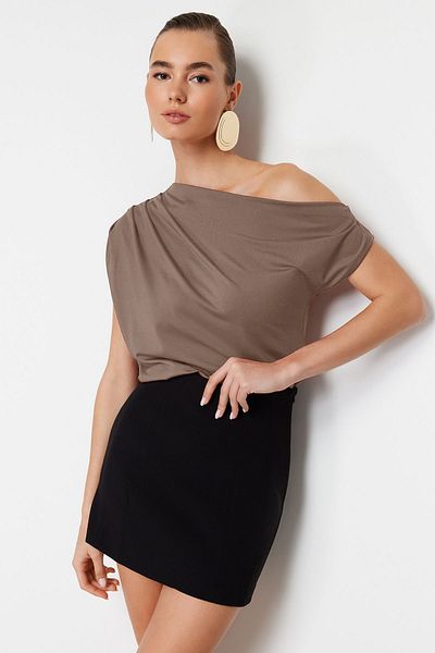 Trendyol Collection Nerz Regular/Normal Fit Asymmetrischer Ausschnitt Zero Sleeve Stretchy Strickbluse mit Druckknöpfen TWOSS24BZ00396