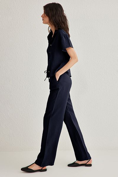 Trendyol Collection Marineblaues Modal-Set mit kurzen Ärmeln und Hose mit weitem Bein – TWOSS25AU00026
