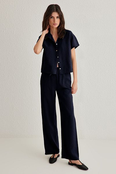 Trendyol Collection Marineblaues Modal-Set mit kurzen Ärmeln und Hose mit weitem Bein – TWOSS25AU00026