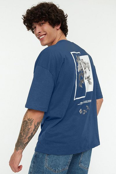 Trendyol Collection Weit geschnittenes Baumwoll-T-Shirt mit Indigo-Blumendruck – TMNSS21TS1223