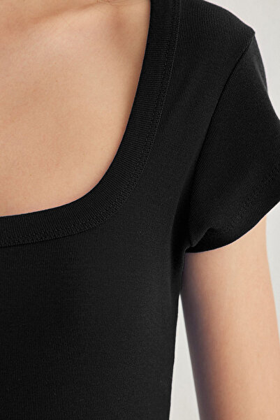 Trendyol Collection Černá čtvercová pletená halenka s výstřihem/vypasovaná na tělo Twoss25Bz00020