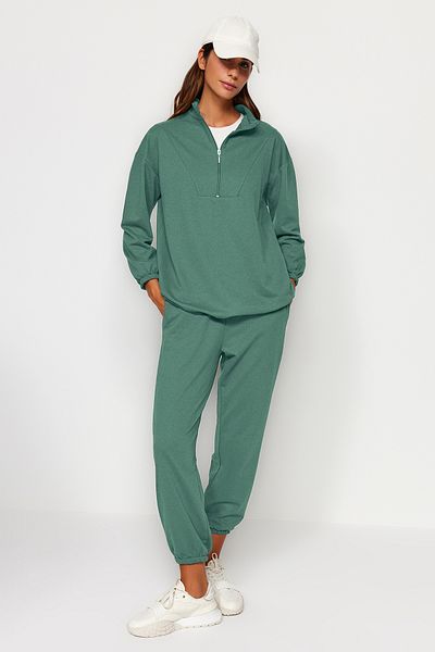 Trendyol Modest Khakifarbenes Strick-Trainingsanzug-Set mit Stehkragen und Reißverschluss – Kordelzug am Saum TCTAW22EN0051