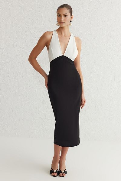 Trendyol Collection Fekete-fehér testhezálló V-nyakú szőtt esküvői/esküvői elegáns estélyi ruha TPRSS25EL00094