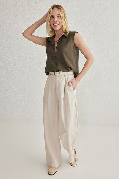 Trendyol Collection Khakifarbenes, normales, gewebtes Hemd im Leinen-Look mit Nullärmeln TWOSS25GO00097