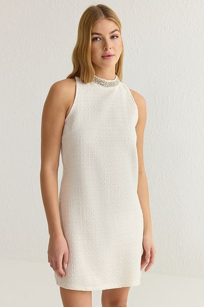 Trendyol Collection Mini tkané tvídové šaty Ecru A-line s detailem kamenného příslušenství TWOAW25EL00600