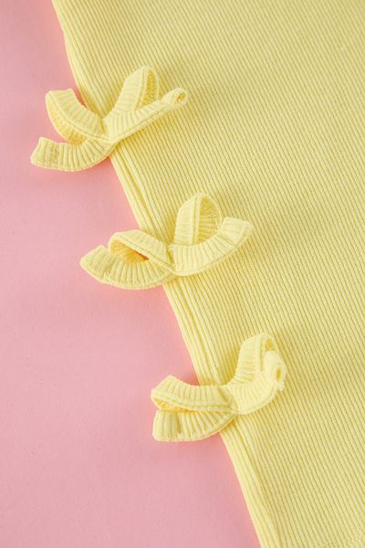 TRENDYOLKIDS تي شيرت محبوك باللون الأصفر - قصة مستقيمة TKDSS25TS00048