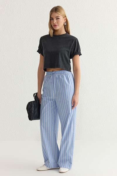 Trendyol Collection Blau gestreifte Hose mit elastischem Bund und weitem Bein – TWOSS25PL00009