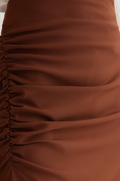 Trendyol Collection Tmavě hnědá nabíraný detail rozparku Pencil Fit Midi Woven Sukně Twoss20Et0045