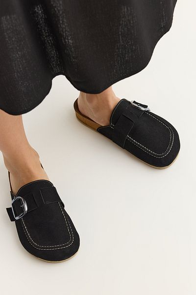 TRENDYOL SHOES Černý pásek přezka se čtvercovou špičkou ploché dámské pantofle Sabo Takss25Te00000