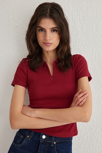 Trendyol Collection Bluză tricotată elastică cu guler polo, roșu claret, montată/ajustată pe corp TWOSS25BZ00039