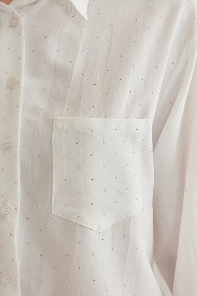 Trendyol Collection Bílá košile s detailem kamene - Twoss25Go00015