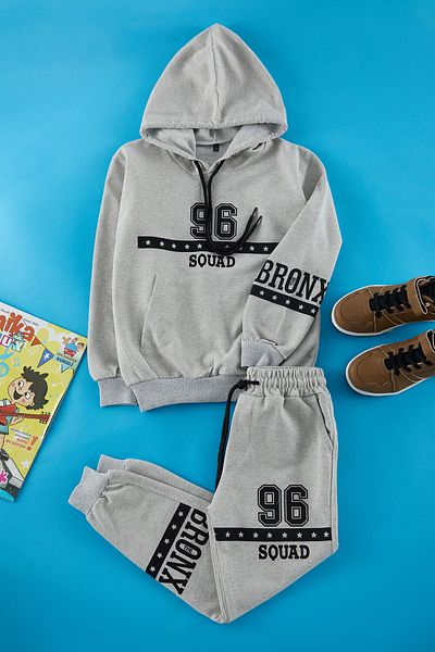 TRENDYOLKIDS Grauer Jungen-Strickanzug mit Slogan und Unterteil TKDAW25AU00166