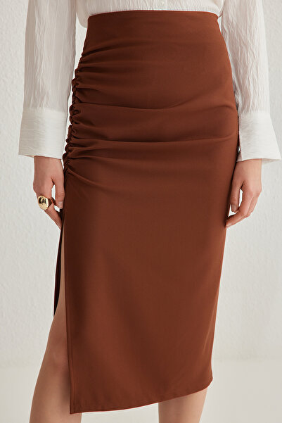 Trendyol Collection Tmavě hnědá nabíraný detail rozparku Pencil Fit Midi Woven Sukně Twoss20Et0045