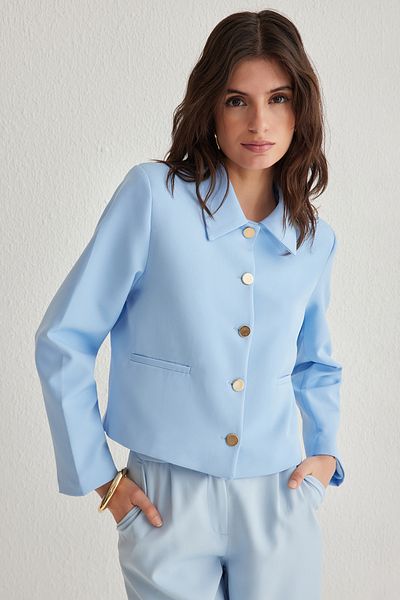 Trendyol Collection Blaue, gewebte Blazerjacke mit Crop-Button-Detail und Hemdkragen TWOSS25BC00003